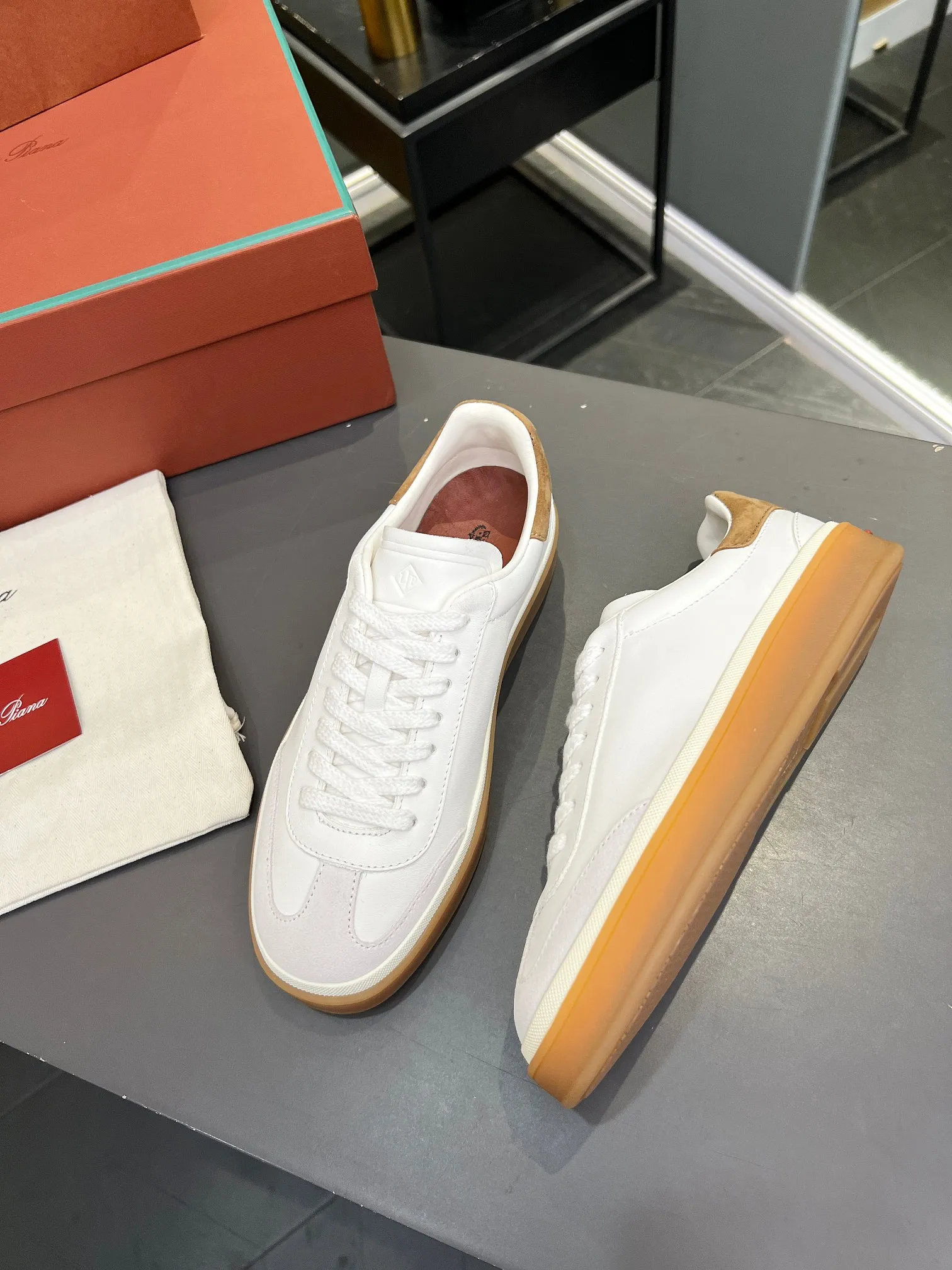 Men's shoes 💰600 purchasing agent, high version 🦅⛳️ Italy [Loro Piana] Tennis walk series LP couple's moral training shoes casual sports shoes sneakers 🎁🎁 Original purchase development and production This new suede tennis shoe adopts an ultra-low design, suitable for wearing all year round 👫👫 The wrapped sole creates an effortlessly attractive color combination that harmoniously blends functionality with understated style, making it the ideal shoe for urban wear. Soft calfskin tongue with Kummel color insert at the heel, cotton lace upper with embossed LP logo, cowhide suede sole, rubber-lined calfskin ✦Upper: imported first-layer cowhide➕customized original cowhide ✦lining: cowhide lining➕cowhide insole ✦sole: original molded TPR ultra-light outsole ✦packaging: original complete package ✦Female size: 35--40 ✦Male size: 39--45